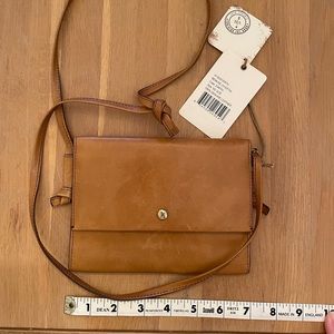 Hobo International Bemuse Crossbody bag in the color Earth